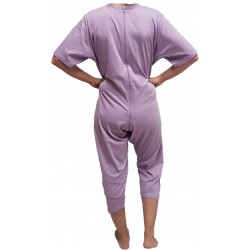 Pijama cremallera tipo mono manga corta pantalón corto.